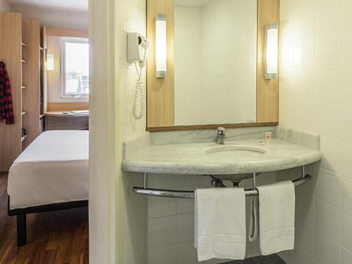 Postel nebo postele na pokoji v ubytování ibis Blumenau