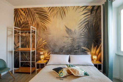 Un pat sau paturi într-o cameră la Fly Inn Fiumicino Guest House