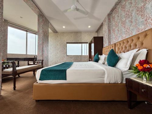 Un pat sau paturi într-o cameră la Hotel The Divine Inn