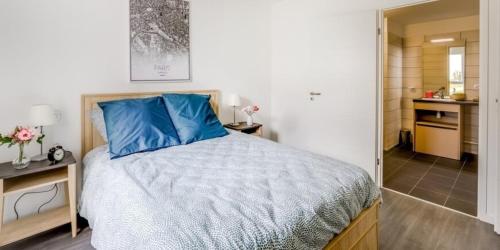 Ένα ή περισσότερα κρεβάτια σε δωμάτιο στο Résidence de Schiltigheim