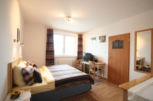Tempat tidur dalam kamar di Dworek Łeba