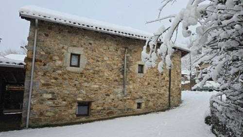 a stone building in the snow with snow at Casa Solle - Bonita casa de montaña a 20 min de San Isidro 