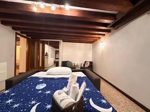 a bedroom with a bed with a blue blanket at Ca' Della Torre, a 5 min da Rialto in Venice