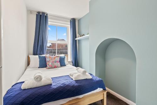 Postel nebo postele na pokoji v ubytování Victorian 5-Bed Home, Loft, Walk to City & Cricket