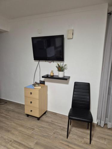 Camera con sedia e TV a parete di Casa Branco a Borba