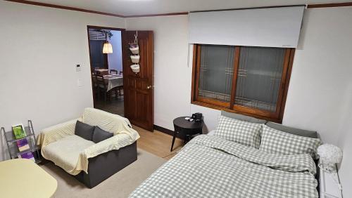 En eller flere senge i et værelse på Bomstay in Choryang