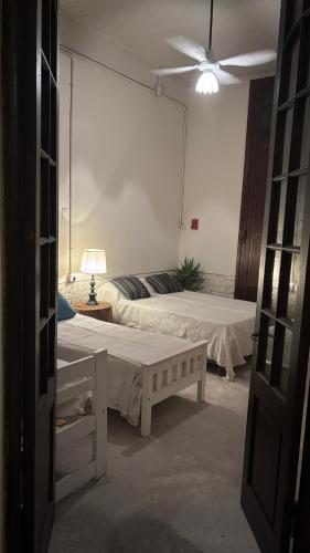 Кровать или кровати в номере A la Gurda Hostel - Barrio Sur