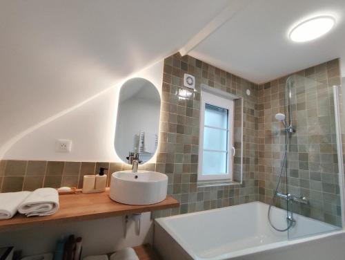 ein Badezimmer mit Waschbecken und Badewanne in der Unterkunft L'ancienne Poste in Fort-Mahon-Plage