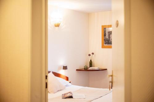 Un dormitorio con una cama y una mesa dentro. en Un grain d'folie, en Villié-Morgon