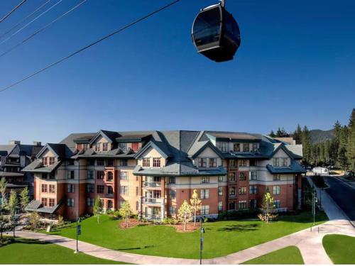 um teleférico em frente a um grande edifício em Marriott's Timber Lodge- STUDIO em South Lake Tahoe