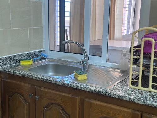 ベルカンヌにあるappartement confortableのキッチン(シンク、鏡付)