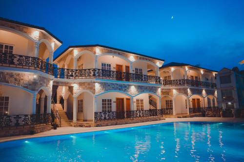 Dip Holidays في سانتينيكيتان: فيلا مع حمام سباحة في الليل