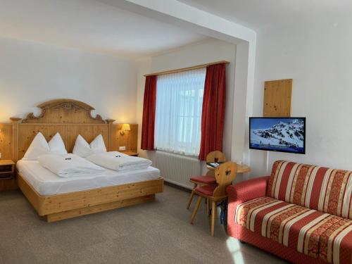 Postel nebo postele na pokoji v ubytování Landhotel Postgut - Tradition seit 1549