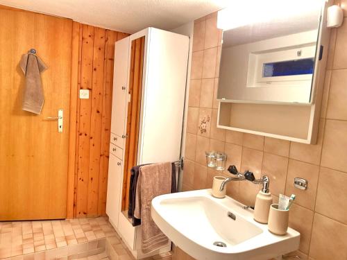 Un baño de Chalet Waldhüsli - CharmingStay