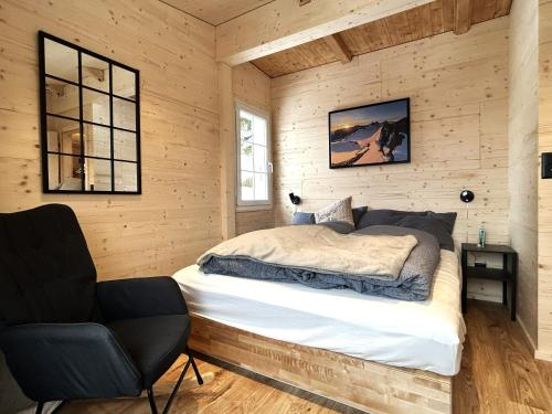 Una cama o camas en una habitación de Chalet Waldhüsli - CharmingStay