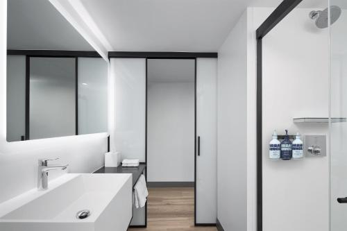 Koupelna v ubytování YOTEL Washington DC