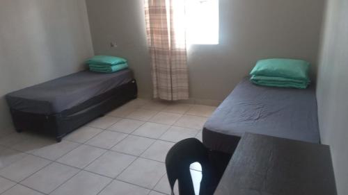En eller flere senge i et værelse på Bellville Backpackers