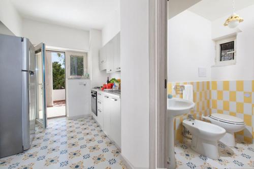 卡普里Casa Schiattarella Capri的一间白色浴室，配有洗手池和马桶