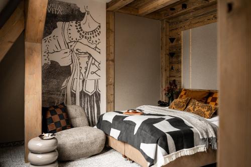 een slaapkamer met een bed en een schilderij aan de muur bij Villa Vita Krupówki in Zakopane