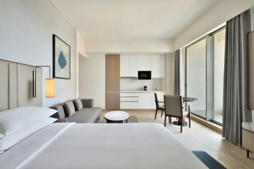 Giường trong phòng chung tại Marriott Executive Apartments Navi Mumbai