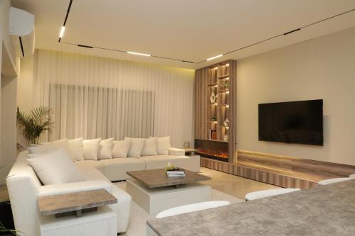 Телевизор и/или развлекательный центр в Dibbah Fujairah Private farm with pool