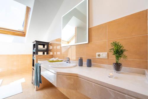 un bagno con lavandino e specchio di Apartamento Luz de Poniente a Llanes