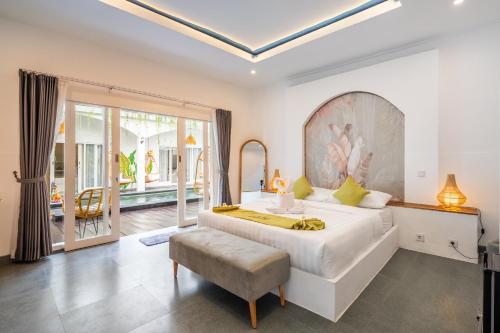 Ένα ή περισσότερα κρεβάτια σε δωμάτιο στο Azure Suites, Tibubeneng, Canggu