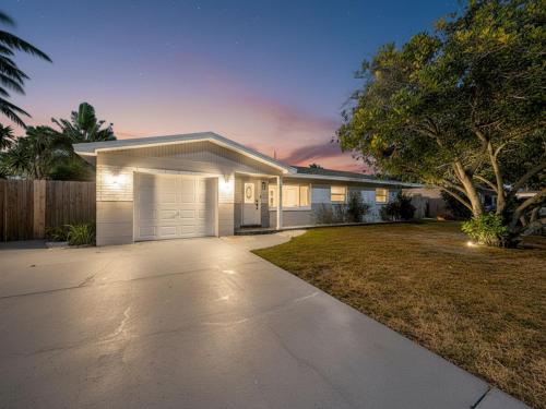 une maison blanche avec garage dans une cour dans l'établissement 3485 Floral Drive SE, à Four Corners