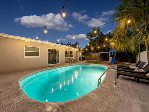 une piscine dans l'arrière-cour d'une maison dans l'établissement 3485 Floral Drive SE, à Four Corners