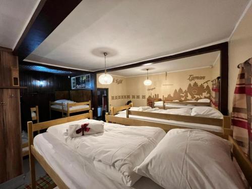 En eller flere senge i et værelse på Sarajevski begluk