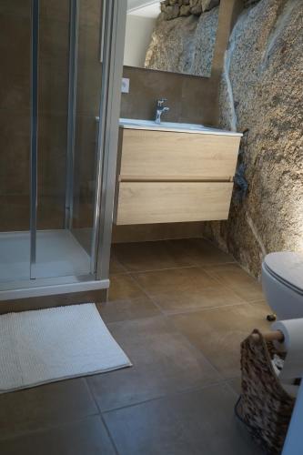 Un baño con ducha, lavabo e inodoro. en Clos du Régrillon, en Pélussin