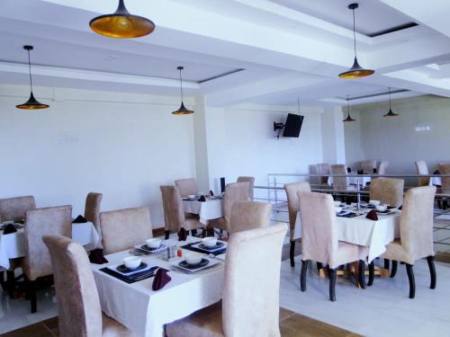 Гостиная зона в Montage Luxury Hotel