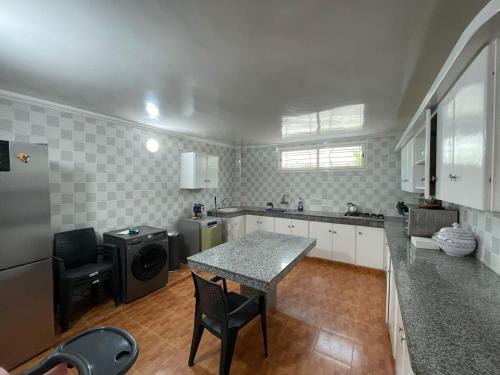 Maison Bord de Mer Skhirate في الصخيرات‎: مطبخ بطاولة وقمة كونتر