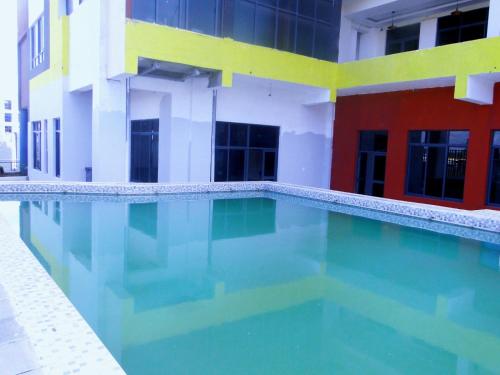 une piscine devant un bâtiment dans l'établissement Montage Luxury Hotel, à Kitengela 