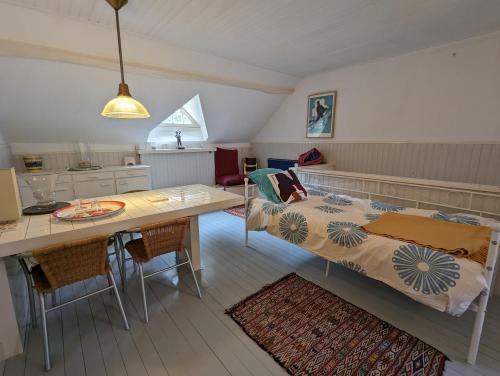 a bedroom with a bed and a table with chairs at Chambre 3, Le clos du Ru in Presnoy