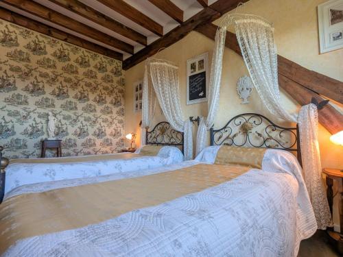 Ένα ή περισσότερα κρεβάτια σε δωμάτιο στο Les Charmes : Suite Familiale