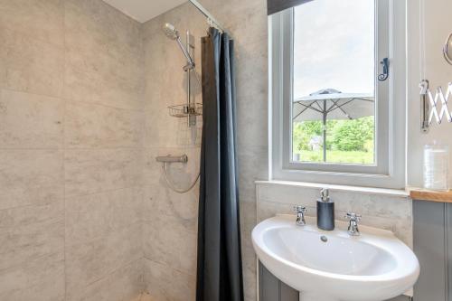The Bolthole and Warren في Biddenden: حمام مع حوض ونافذة