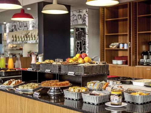 Comida en o cerca de este hotel