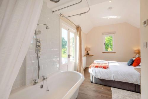 Giường trong phòng chung tại The Boathouse