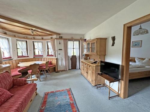 een woonkamer met een bank en een eetkamer bij Gschwendtnerhof App5 Pätzig in Aschau im Chiemgau