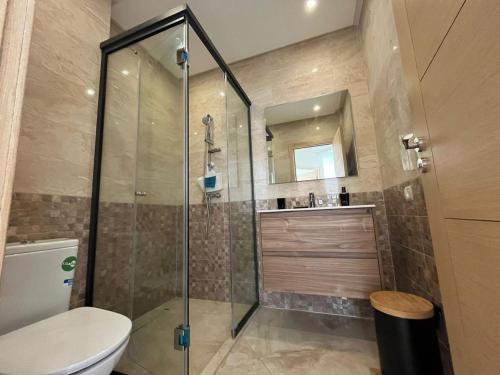 Ένα μπάνιο στο Appartement Bouznika POOL & BEACH