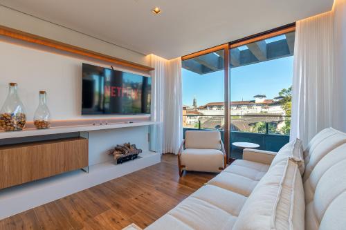 Μια τηλεόραση ή/και κέντρο ψυχαγωγίας στο Apartamento com jacuzzi no centro de Gramado