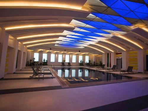 Bazén v ubytování Novotel Riyadh Al Anoud nebo v jeho okolí