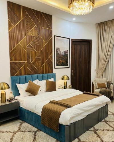 a bedroom with a large bed with a wooden wall at Hotel Diamond Place in Khātu