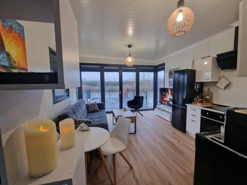 Η κουζίνα ή μικρή κουζίνα στο GRETA Nowoczesny domek modułowy nad stawem