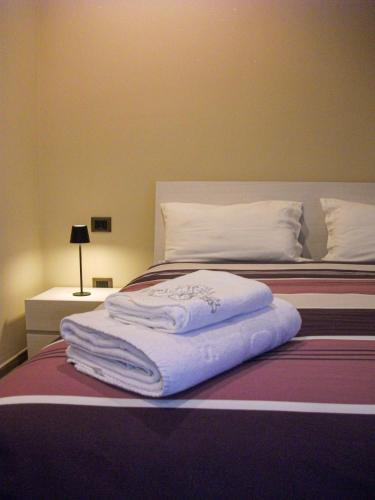 a bed with white towels on top of it at Belvedere Vallata Affitti Brevi in Vallata