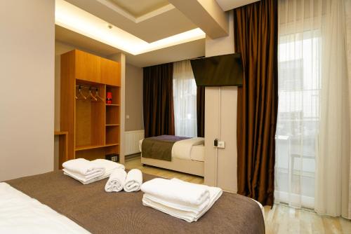 Postel nebo postele na pokoji v ubytování Sultan Han Luxery Hotel