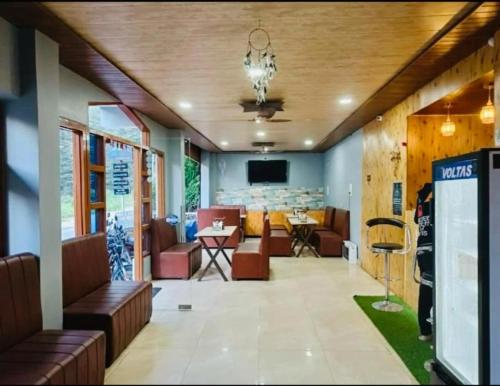 Khu vực ghế ngồi tại Pinewood Inn