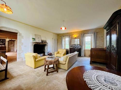 TV/trung tâm giải trí tại Ferme de Beaumont Norman Farmhouse Authentic Stay