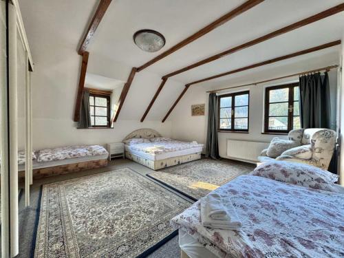 Resort U Jelena في كريفوكلات: غرفه فيها سريرين وكرسيين